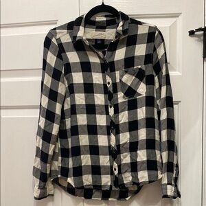 Universal Thread Black and White Women’s Casual Button Down Shirt